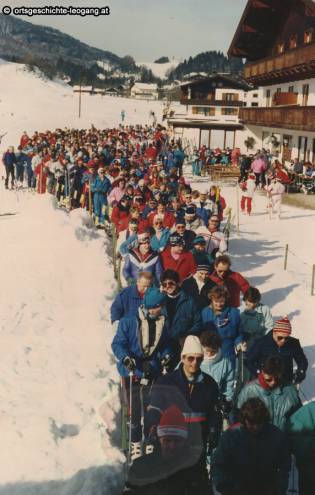 Long lines at the start at the lift in Leogang